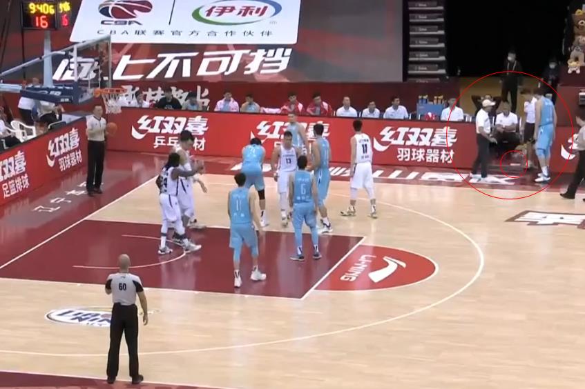 中国女排技术犯规送分，利物浦主帅怒摔战术板！